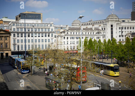 Piccadilly Gardens Busbahnhof im Stadtzentrum von Manchester Metrolink Tram Bus und Datenaustausch Stockfoto