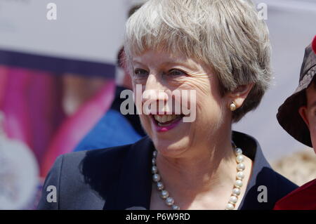 Theresa May, britische Premierministerin beim Tag der britischen Streitkräfte, Llandudno, Stockfoto