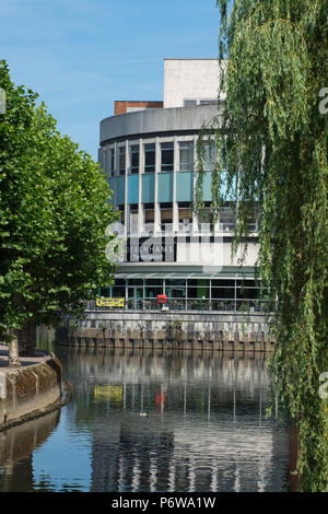 Ansicht der Debenhams shop Gebäude im Fluss Wey Navigation von millmead Lock in Guildford, Surrey, UK wider Stockfoto