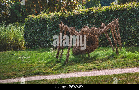 Riesige Spinne aus Holz in einem französischen Garten Stockfoto