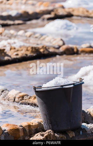 Ernte Meersalz aus dem alten Salinen in Marsalforn, Gozo, Malta. Stockfoto