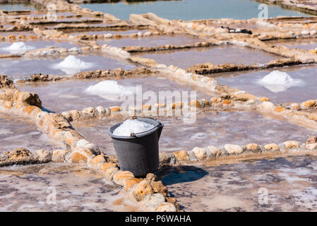 Ernte Meersalz aus dem alten Salinen in Marsalforn, Gozo, Malta. Stockfoto