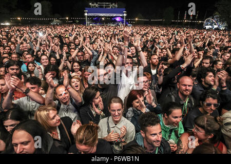 ZAGREB, KROATIEN - 27 Juni, 2018: Publikum während der Aufführung des amerikanischen Rock Band Interpol auf der Hauptbühne im 13. INmusic Festival Loca Stockfoto