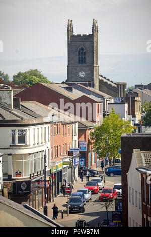 Rochdale Stadtzentrum, Yorkshire Straße, der Haupteinkaufsstraße, St Johns Kirche am Ende Greater Manchester Stockfoto