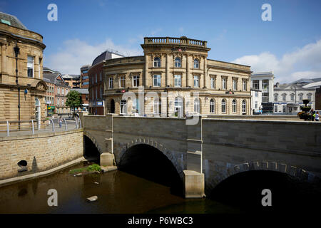 Rochdale Stadtzentrum Yorkshire Street, historisch Teil der Lancashire, Greater Manchester landmark Sandstein Banken Gebäude entlang vor kurzem ausgesetzt Stockfoto
