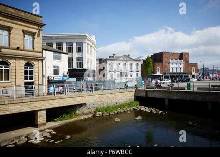 Rochdale Stadtzentrum Yorkshire Street, historisch Teil der Lancashire, Greater Manchester landmark Sandstein Banken Gebäude entlang vor kurzem ausgesetzt Stockfoto