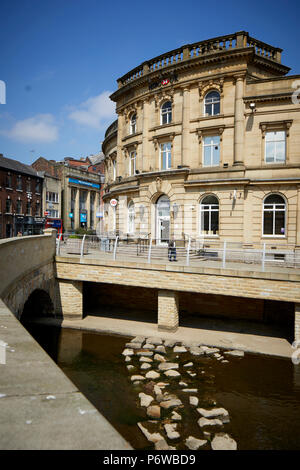 Rochdale Stadtzentrum Yorkshire Street, historisch Teil der Lancashire, Greater Manchester landmark Sandstein Banken Gebäude entlang vor kurzem ausgesetzt Stockfoto