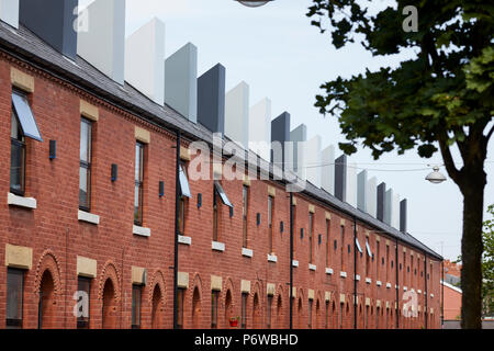 Chimney Pot Park ist einer städtischen Gemeinschaft von Kopf Häuser in Salford, Manchester. Reihenhäuser in Langworthy durch Urbansplash renoviert Stockfoto