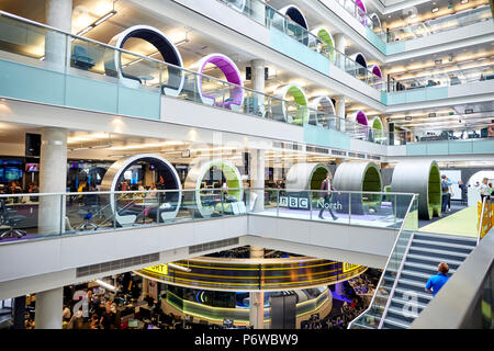 Innenraum Sitzbereich sowie Balkon bei BBC Quay House at MediaCityUK Home von BBC Sport und Radio Stockfoto