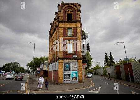 Rochdale Road Sudell Straße Collyhurst Terrakotta Gebäude aus rotem Backstein mit Brettern vernagelt unbesetzt isoliert ehemalige Wohnhaus nur diese Ecke Abschnitt Stockfoto