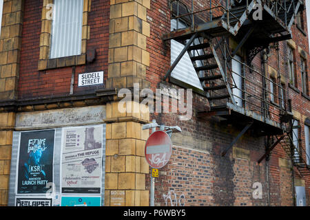 Rochdale Road Sudell Straße Collyhurst Terrakotta Gebäude aus rotem Backstein mit Brettern vernagelt unbesetzt isoliert ehemalige Wohnhaus nur diese Ecke Abschnitt Stockfoto