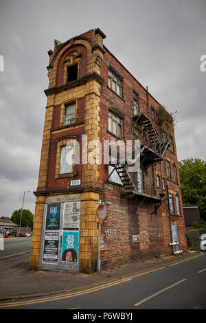 Rochdale Road Sudell Straße Collyhurst Terrakotta Gebäude aus rotem Backstein mit Brettern vernagelt unbesetzt isoliert ehemalige Wohnhaus nur diese Ecke Abschnitt Stockfoto