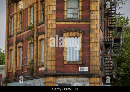 Rochdale Road Sudell Straße Collyhurst Terrakotta Gebäude aus rotem Backstein mit Brettern vernagelt unbesetzt isoliert ehemalige Wohnhaus nur diese Ecke Abschnitt Stockfoto