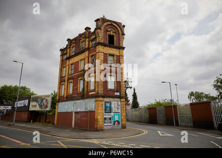 Rochdale Road Sudell Straße Collyhurst Terrakotta Gebäude aus rotem Backstein mit Brettern vernagelt unbesetzt isoliert ehemalige Wohnhaus nur diese Ecke Abschnitt Stockfoto