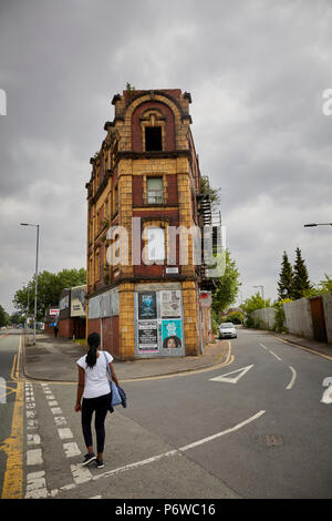 Rochdale Road Sudell Straße Collyhurst Terrakotta Gebäude aus rotem Backstein mit Brettern vernagelt unbesetzt isoliert ehemalige Wohnhaus nur diese Ecke Abschnitt Stockfoto