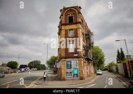 Rochdale Road Sudell Straße Collyhurst Terrakotta Gebäude aus rotem Backstein mit Brettern vernagelt unbesetzt isoliert ehemalige Wohnhaus nur diese Ecke Abschnitt Stockfoto