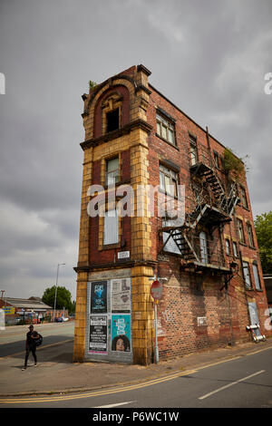 Rochdale Road Sudell Straße Collyhurst Terrakotta Gebäude aus rotem Backstein mit Brettern vernagelt unbesetzt isoliert ehemalige Wohnhaus nur diese Ecke Abschnitt Stockfoto