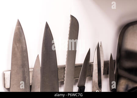 Professionelle Messer in der Küche hängenden Stockfoto