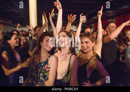 London UK 18. Juni 2017 Menschen tanzen im Clf Art Cafe, South London Soul Train in Peckham, London Stockfoto