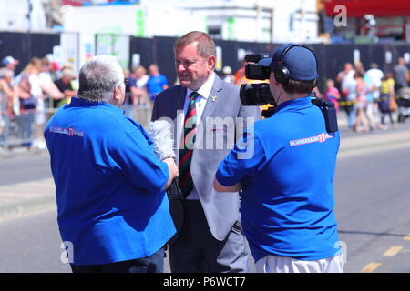 Sir Gary Verity von Barry Robinson von Scarborough Tv Nachrichten während Scarborough Streitkräfte Tag befragt. Stockfoto