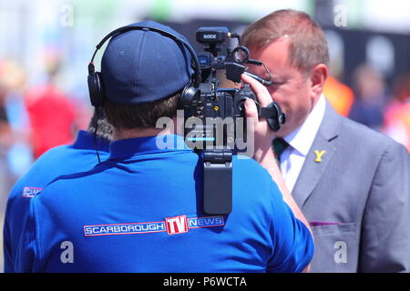 Sir Gary Verity von Scarborough Tv Nachrichten während Scarborough Streitkräfte Tag befragt. Stockfoto