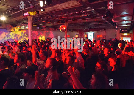 London UK 22 Oktober 2017 Leute tanzen im Clf Art Cafe, South London Soul Train in Peckham, London. Stockfoto