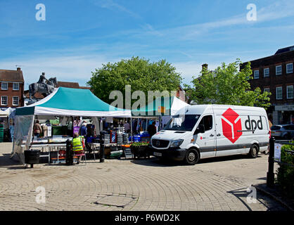 DPD Kurier Van auf dem Markt, Petersfield, Hampshire, England, Großbritannien Stockfoto