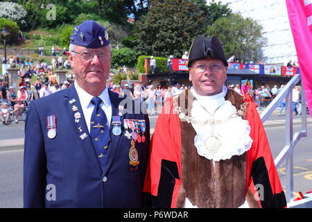 Cllr & Oberbürgermeister von Scarborough Joe Plant fotografiert mit einem Kriegsveteranen während der Scarborough Streitkräfte Tag Veranstaltung. Stockfoto