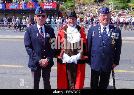 Cllr & Oberbürgermeister von Scarborough Joe Plant fotografiert mit Kriegsveteranen während der Scarborough Streitkräfte Tag Veranstaltung. Stockfoto