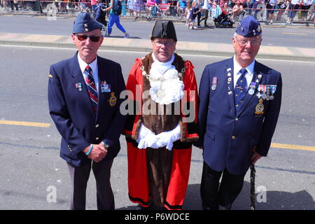 Cllr & Oberbürgermeister von Scarborough Joe Plant fotografiert mit Kriegsveteranen während der Scarborough Streitkräfte Tag Veranstaltung. Stockfoto
