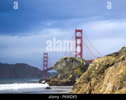 Ein Blick auf die Golden Gate Bridge von Marshall's Strand auf einem grauen bewölkten Tag in San Francisco, Kalifornien Stockfoto