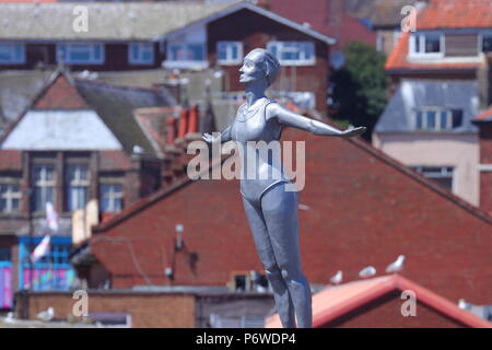 Die Tauchen Belle Skulptur vor dem Leuchtturm in Scarborough entfernt. Stockfoto