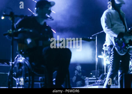 ZAGREB, KROATIEN - 27 Juni, 2018: Fotograf auf der Bühne während der Performance des amerikanischen Rock Band Portugal. Der Mann führt am 13. INmusic Stockfoto