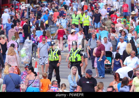 Polizisten auf Streife auf eine gepackte Straße auf der Scarborough Küste, wie die nationalen Streitkräfte Tag Ereignis stattfindet. Stockfoto