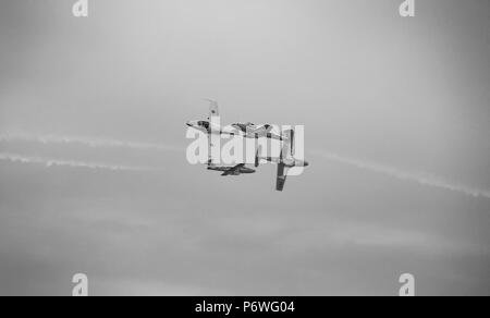 Die Royal Canadian Air Force Snowbirds durchführen und Array von komplexen und beeindruckende Antenne Manöver über den Niagara Fällen Luft finden Station, New York während der Donner des Niagara International Air Show, 9. Juni 2018. (U.S. Air Force Foto von Tech. Sgt. Steph Sawyer) Stockfoto