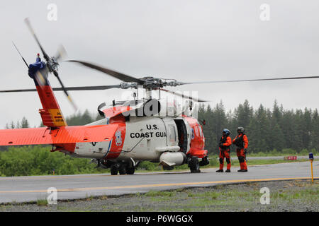 Petty Officer 2nd class Hoke Harper (rechts) betreut Petty Officer 3. Klasse Joseph Smart während einer Jayhawk Flugzeuge Inbetriebnahme am Einsatzort Cordova, Alaska, 22. Juni 2018. Während der Sommermonate, eine Jayhawk Helikopter und die Crew sind in Cordova positioniert effizienter zu reagieren Notfälle in den Prince William Sound und den Golf von Alaska Bereich Seeverkehr. U.S. Coast Guard Foto von Petty Officer 3. Klasse Megan Niedenthal. Stockfoto