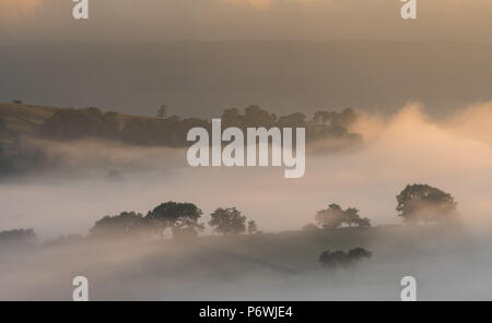 Yorkshire Dale, UK. 3. Juli 2018. Einen weiteren herrlichen Tag bekons nach dem frühen Morgennebel in den Yorkshire Dale Nationalpark um Semerwater, Wensleydale. Credit: Wayne HUTCHINSON/Alamy leben Nachrichten Stockfoto