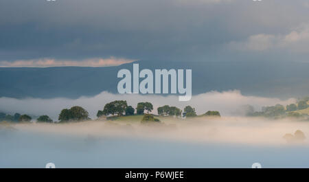 Yorkshire Dale, UK. 3. Juli 2018. Einen weiteren herrlichen Tag bekons nach dem frühen Morgennebel in den Yorkshire Dale Nationalpark um Semerwater, Wensleydale. Credit: Wayne HUTCHINSON/Alamy leben Nachrichten Stockfoto