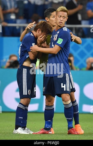 Rostov am Don, Russland. 02 Juli, 2018. Takashi INUI (JPN, li) enttäuscht, frustriert, enttäuscht, frustriert, traurig, nach dem Spiel, wird geröstet von Keisuke HONDA (JPN) und Yoshinori MUTO (JPN), Trost, Aktion. Belgien (BEL) - Japan (JPN 3-2, Runde 16 Runde 16, Spiel 54, am 02/07/2018 in Rostow am Don Rostow Arena.) Fußball-WM 2018 in Russland vom 14.06. - 15.07.2018. | Verwendung der weltweiten Kredit: dpa/Alamy leben Nachrichten Stockfoto