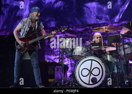 Brünn, Tschechien. 02 Juli, 2018. L-R Bassist Roger Glover und Drummer Ian Paice durchführen, während ein Konzert der britischen Musik Band Deep Purple, in Brünn, Tschechische Republik, am 2. Juli 2018. Credit: Vaclav Salek/CTK Photo/Alamy leben Nachrichten Stockfoto