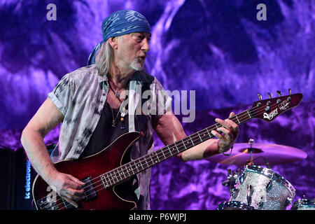 Brünn, Tschechien. 02 Juli, 2018. Bassist Roger Glover, der während einem Konzert der britischen Musik Band Deep Purple, in Brünn, Tschechische Republik, am 2. Juli 2018. Credit: Vaclav Salek/CTK Photo/Alamy leben Nachrichten Stockfoto