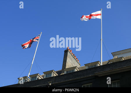 London, Großbritannien. 3. Juli 2018. Die Flagge von England mit St Georges Kreuz fliegt aus dem Mast über Downing Street neben dem Union Jack England National Football Team als England gegen Kolumbien spielen in der knock out Stadien der Weltmeisterschaft in Russland Quelle: Amer ghazzal/Alamy Live News Support Stockfoto