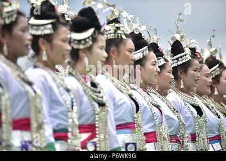 Congjiang, Congjiang, China. 3. Juli 2018. Congjiang, CHINA - Menschen führen Grand Song Dong ethnische Gruppe in Congjiang, Südwesten Chinas Provinz Guizhou. Credit: SIPA Asien/ZUMA Draht/Alamy leben Nachrichten Stockfoto