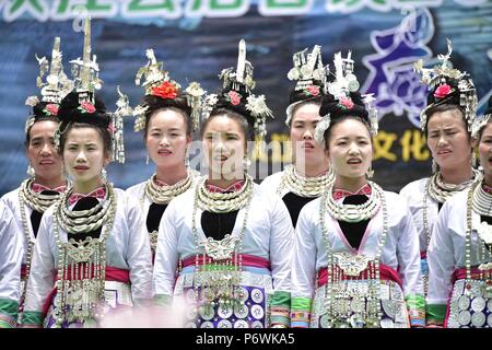 Congjiang, Congjiang, China. 3. Juli 2018. Congjiang, CHINA - Menschen führen Grand Song Dong ethnische Gruppe in Congjiang, Südwesten Chinas Provinz Guizhou. Credit: SIPA Asien/ZUMA Draht/Alamy leben Nachrichten Stockfoto