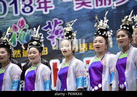 Congjiang, Congjiang, China. 3. Juli 2018. Congjiang, CHINA - Menschen führen Grand Song Dong ethnische Gruppe in Congjiang, Südwesten Chinas Provinz Guizhou. Credit: SIPA Asien/ZUMA Draht/Alamy leben Nachrichten Stockfoto