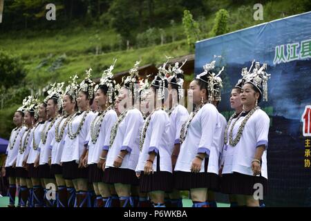 Congjiang, Congjiang, China. 3. Juli 2018. Congjiang, CHINA - Menschen führen Grand Song Dong ethnische Gruppe in Congjiang, Südwesten Chinas Provinz Guizhou. Credit: SIPA Asien/ZUMA Draht/Alamy leben Nachrichten Stockfoto