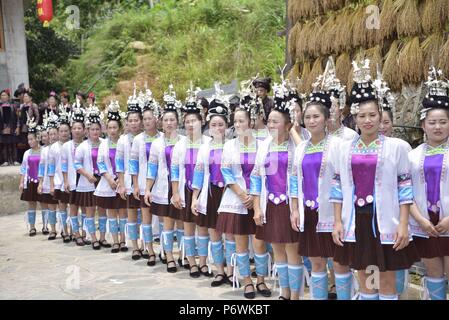 Congjiang, Congjiang, China. 3. Juli 2018. Congjiang, CHINA - Menschen führen Grand Song Dong ethnische Gruppe in Congjiang, Südwesten Chinas Provinz Guizhou. Credit: SIPA Asien/ZUMA Draht/Alamy leben Nachrichten Stockfoto