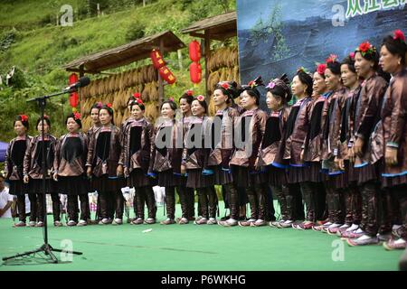 Congjiang, Congjiang, China. 3. Juli 2018. Congjiang, CHINA - Menschen führen Grand Song Dong ethnische Gruppe in Congjiang, Südwesten Chinas Provinz Guizhou. Credit: SIPA Asien/ZUMA Draht/Alamy leben Nachrichten Stockfoto