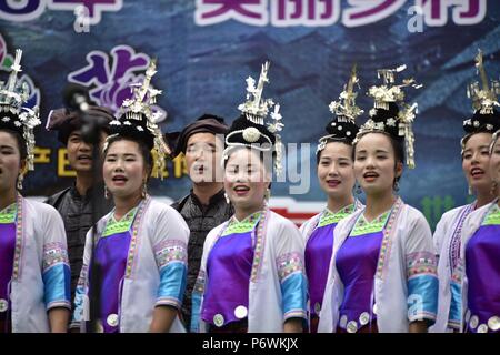 Congjiang, Congjiang, China. 3. Juli 2018. Congjiang, CHINA - Menschen führen Grand Song Dong ethnische Gruppe in Congjiang, Südwesten Chinas Provinz Guizhou. Credit: SIPA Asien/ZUMA Draht/Alamy leben Nachrichten Stockfoto