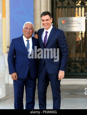 Lissabon, Portugal. 2. Juli 2018. Der portugiesische Premierminister Antonio Costa (L) trifft sich mit Besuch der spanische Ministerpräsident Pedro Sanchez in Lissabon, der Hauptstadt Portugals, 2. Juli 2018. Credit: Zhang Liyun/Xinhua/Alamy leben Nachrichten Stockfoto